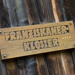 Schild mit der Aufschrift "Franziskaner Kloster"